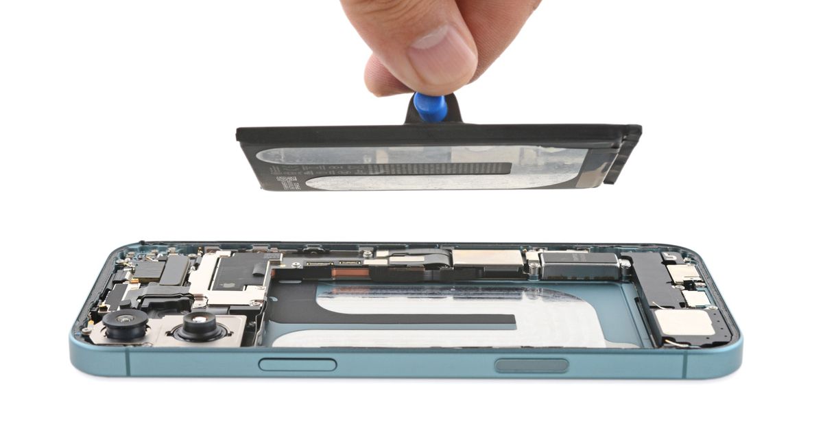 watch-the-iphone-16’s-electrically-charged-battery-replacement-process